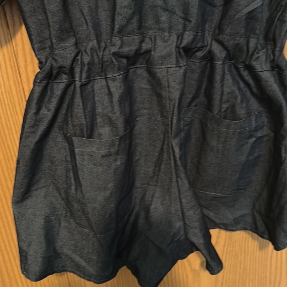 Beautiful short romper with drawstring - Picture 9 of 10